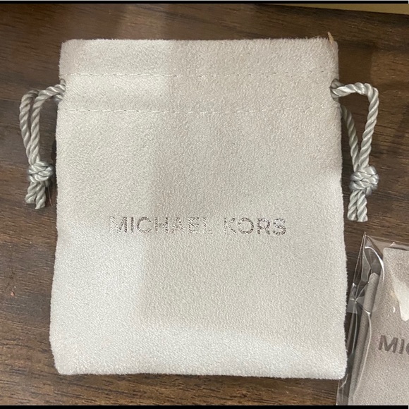 Gold lock Micheal Kors bracelet - Picture 10 of 10